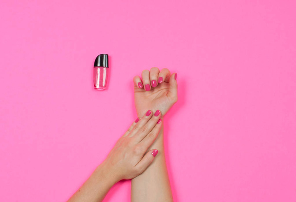 Nail salon. Beautiful female hands with pink nail polish - Foto, immagini