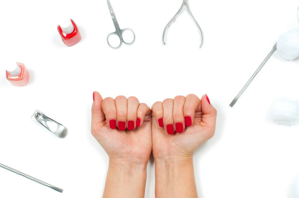 Mooie vrouwelijke handen met rode manicure - Foto, afbeelding
