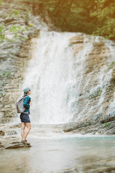 Explorer girl looking at waterfall. - Foto, Imagem