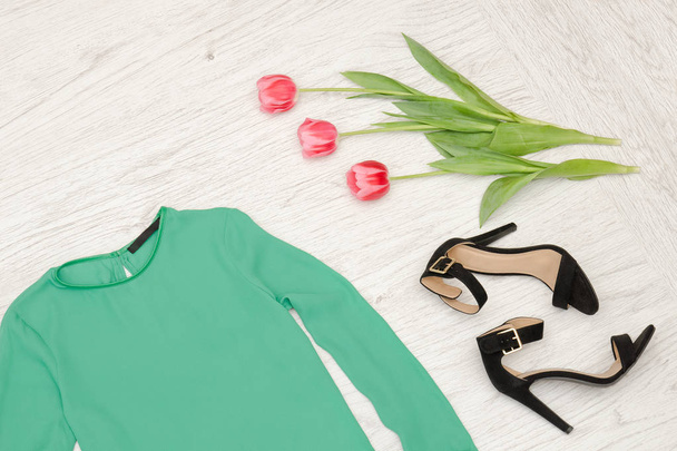 Koncepcja moda. Zielona bluzka, buty czarne i różowe tulipany - Zdjęcie, obraz