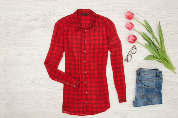 Koncepcja moda. Czerwona bluzka, dżinsy, szminki i różowe tulipany - Zdjęcie, obraz