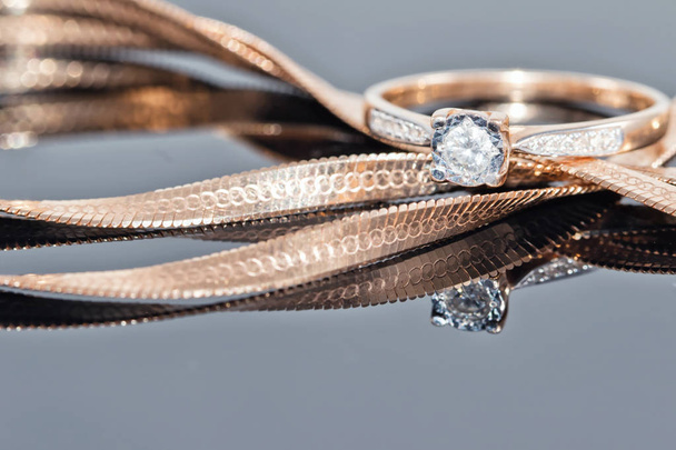 arany gyűrű, fülbevaló és lánc - Fotó, kép
