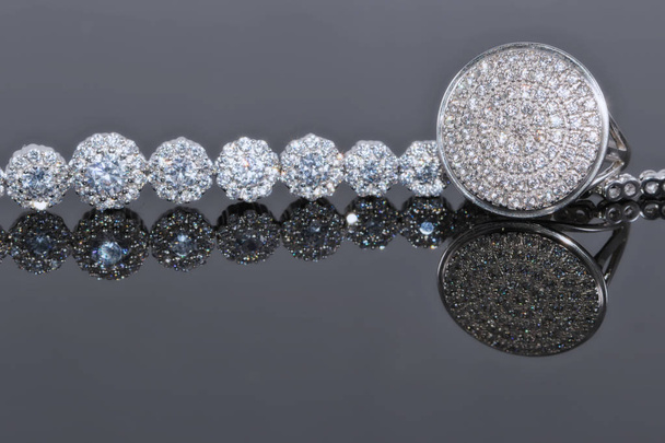 Silberarmband mit vielen funkelnden Diamanten und elegantem Ring - Foto, Bild