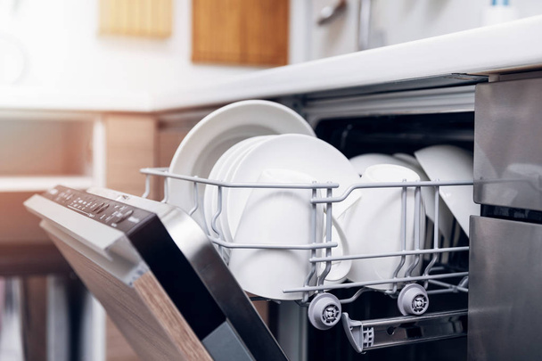 Otwórz zmywarka z czystymi naczyniami w domowej kuchni - Zdjęcie, obraz