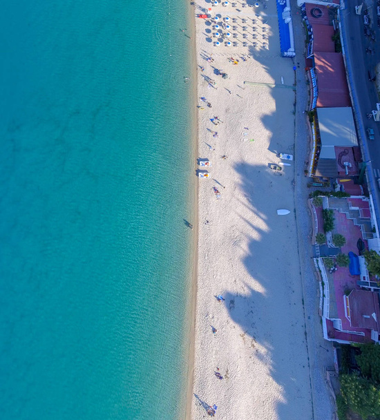 Vista aérea de la hermosa playa y sombrillas
. - Foto, Imagen