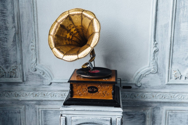 Stary gramofon starożytnych drewniane ściany. Antyczne gramofon retro Plate tworzy przyjemne dźwięki lub muzyki. Stereo system. Koncepcja technologiczna rewolucja i dźwięk - Zdjęcie, obraz