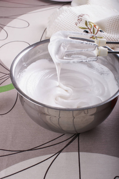 Bowl kanssa kermavaahdotettu kiinteään huiput proteiinia sokerilla
 - Valokuva, kuva