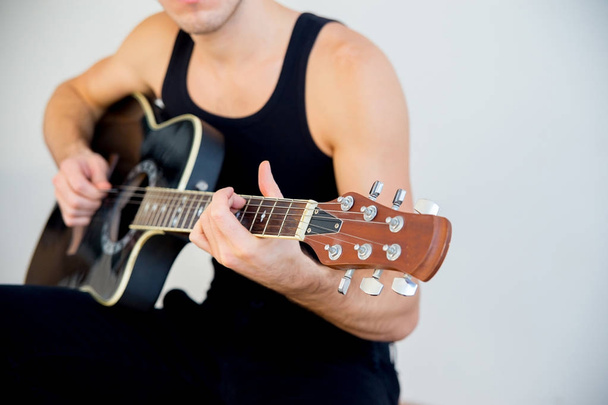 Man playing guitar - Foto, afbeelding