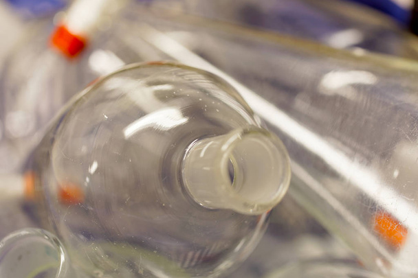 Close-up van witte flessen gebruikt in het lab. Korte diepte van het veld - Foto, afbeelding