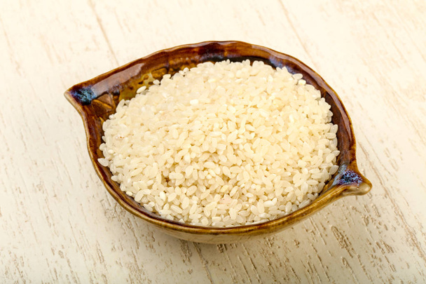 cumulo di riso crudo nella ciotola - pronto per la cottura
 - Foto, immagini