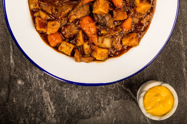 Boeuf et vin rouge Casserole aux pommes de terre rôties Carottes et purée
 - Photo, image
