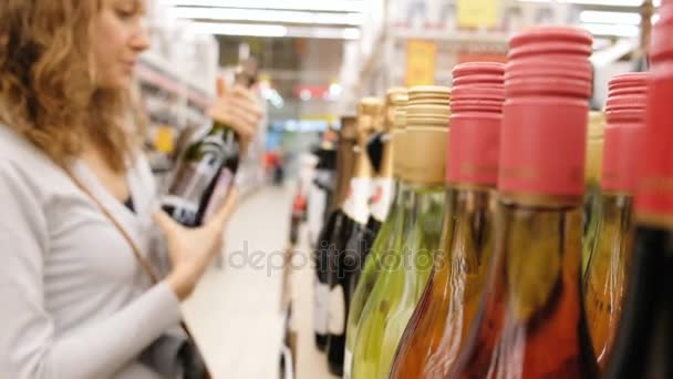 A lány úgy dönt, hogy a bor vagy pezsgő bolt, 4k. - Felvétel, videó