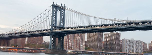 夕暮れ時、アメリカ合衆国ニューヨーク市マンハッタン橋. - 写真・画像