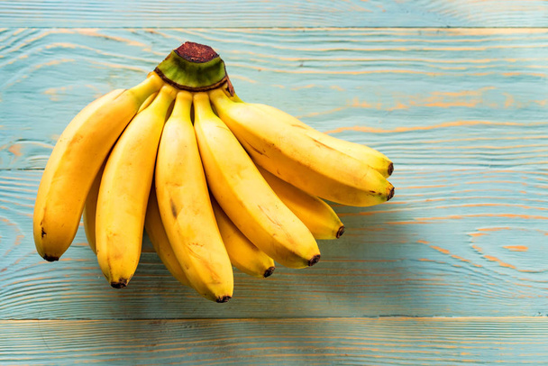 Bananenstrauß auf hölzernem Hintergrund - Foto, Bild