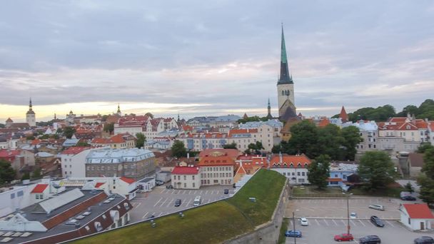 Hermosa vista aérea del horizonte de Tallin al atardecer de verano, Estonia. - Foto, imagen