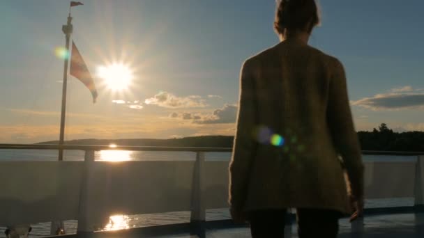 クルーズ船のデッキから夕日を眺めの女性 - 映像、動画