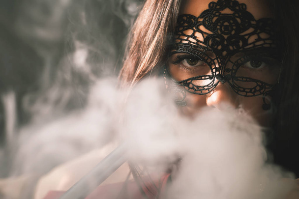 Молодая, красивая девушка курит кальян в клубе
 - Фото, изображение