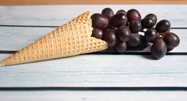 bolacha de sorvete com uvas
 - Foto, Imagem
