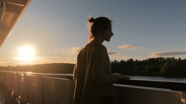 Femme admirant coucher de soleil du pont du bateau de croisière
 - Séquence, vidéo