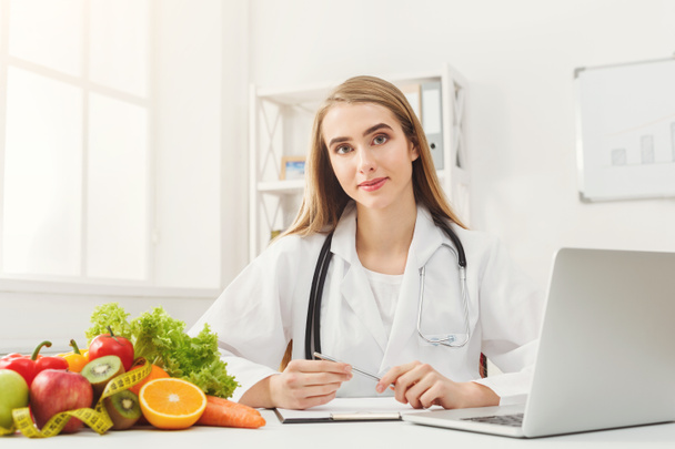 Dietetyka kobiet pracuje na laptopie - Zdjęcie, obraz