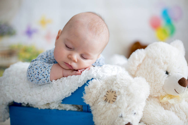 Little baby boy with knitted hat, sleeping with cute teddy bear - Zdjęcie, obraz