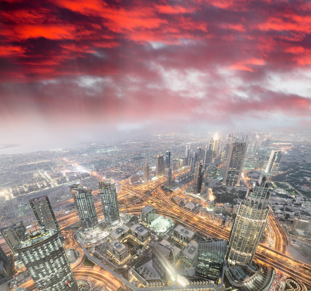 Αεροφωτογραφία του κέντρου του Ντουμπάι το βράδυ. - Φωτογραφία, εικόνα