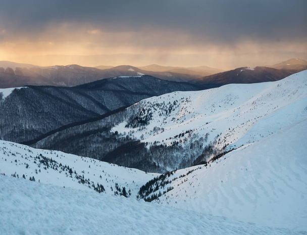 Гора в зимнее время копая закат.. Природный пейзаж в зимнее время
 - Фото, изображение