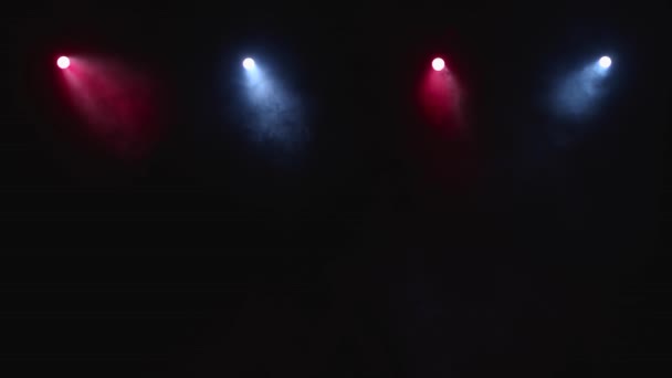 Duman kırmızı, mavi, siyah arka plan üzerine lazer ışıklar ışık akışı - Video, Çekim