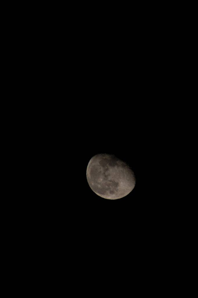 луна на темном небе
 - Фото, изображение