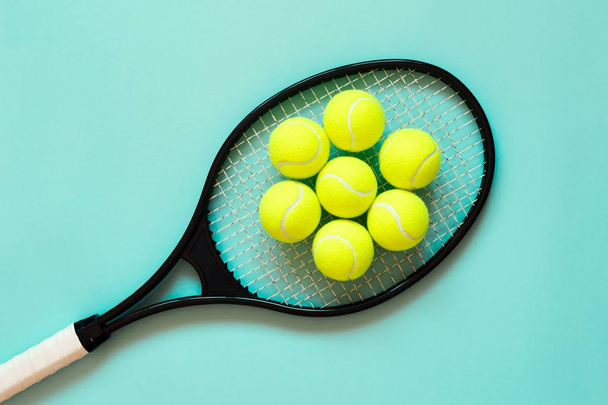 テニス ラケットとボール。青色の背景色。コンセプト スポーツ。フラットを置く. - 写真・画像