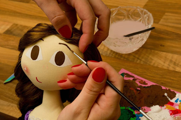 Mujer con pintura de pincel muñeca hecha a mano, primer plano  - Foto, imagen