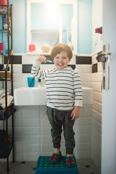 Little boy brushing teeth - Valokuva, kuva
