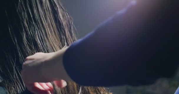 Parrucchiere donna pettinando i capelli. Preparazione dei capelli
 - Filmati, video