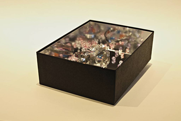 Une boite a bijoux plein de pacotilles
 - Photo, image