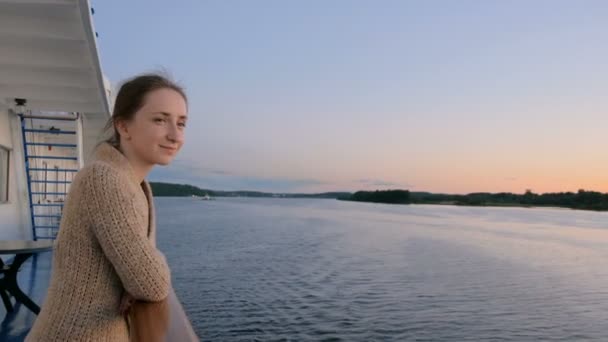 Gün batımından sonra manzara cruise gemi güverte üzerinden hayran kadın - Video, Çekim