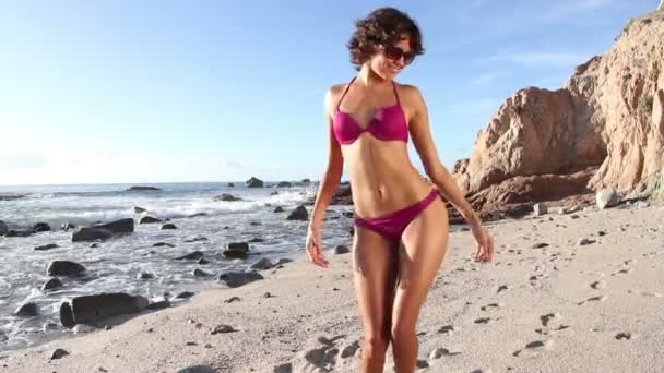 piękna dziewczyna tańce na plaży w bikini na wschód - Materiał filmowy, wideo