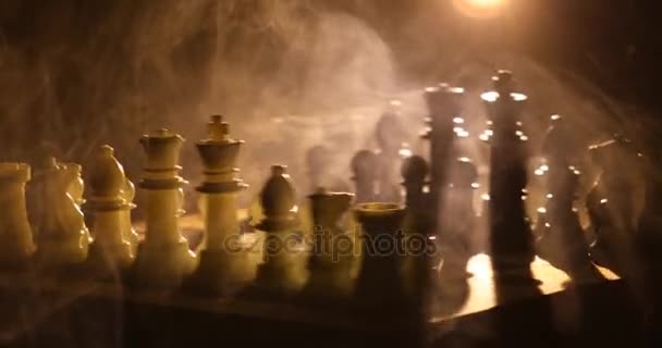 Schachbrettspiel Konzept von Geschäftsideen und Wettbewerb und Strategie-Ideen-Konzept. Schachfiguren auf dunklem Hintergrund mit Rauch und Nebel. Selektiver Fokus - Filmmaterial, Video