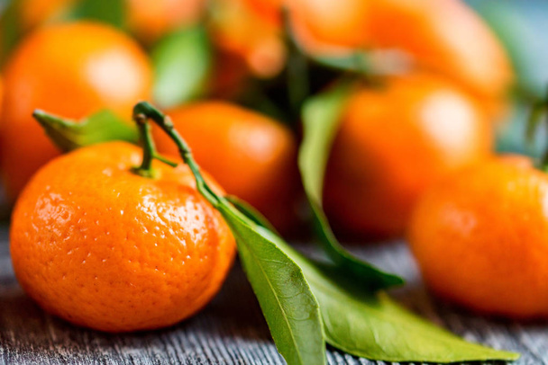 Mandarino arancio o mandarino su tavola di legno - Foto, immagini