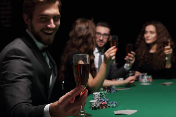 poker player with a glass of wine - Valokuva, kuva