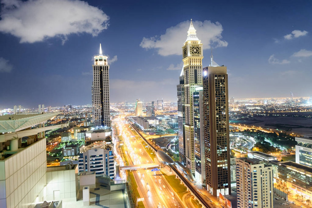 Downrtown ορίζοντα κατά μήκος του Sheikh Zayed Road, Ντουμπάι το βράδυ. - Φωτογραφία, εικόνα