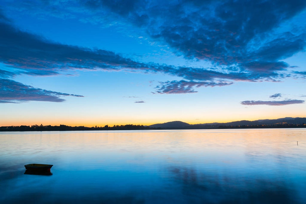 Tauranga славный драматический восход солнца синего и золотого оттенков
. - Фото, изображение
