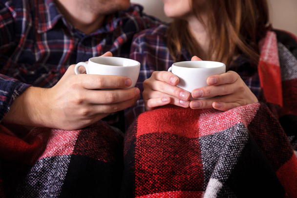 Jonge handen twee kopjes warm geruite vrouwelijke man koffie shirt kooi - Foto, afbeelding