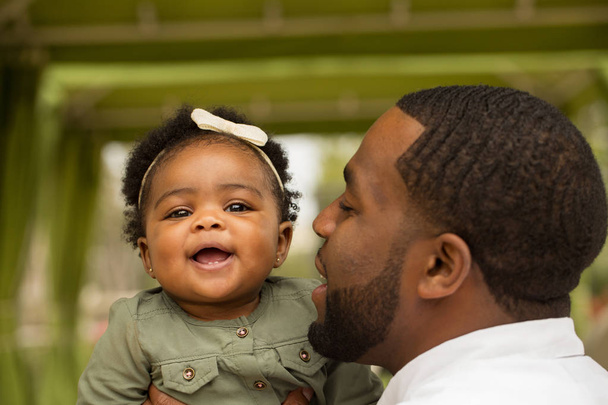 Afrikaanse Amerikaanse vader houdt van zijn dochter. - Foto, afbeelding