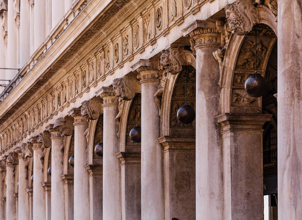 Kolommen en ballen in Venetië - Foto, afbeelding
