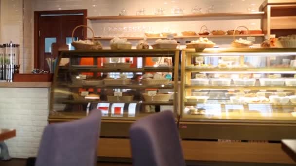 Інтер'єр маленького кафе з вітриною з цукерками та випічкою
 - Кадри, відео