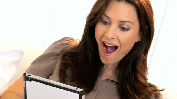 bruneta lady sociální sítě bezdrátové tablet - Záběry, video