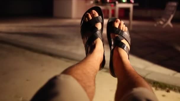 Papucs férfi lengő függőágy éjszaka láb. - Felvétel, videó