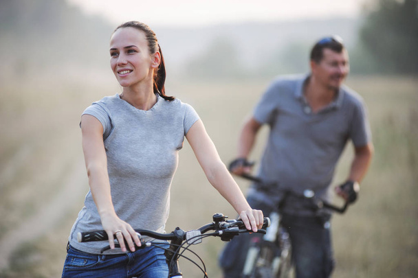 Szczęśliwa Młoda para z rowerami w okolicy - Zdjęcie, obraz