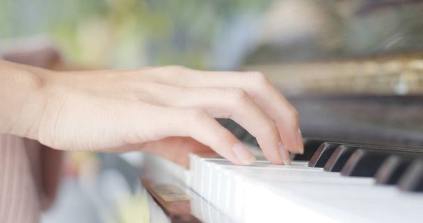 Женщина играет на фортепиано вблизи
 - Фото, изображение