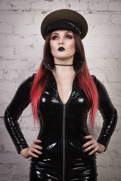 Femme sexuelle en costume de latex noir
  - Photo, image